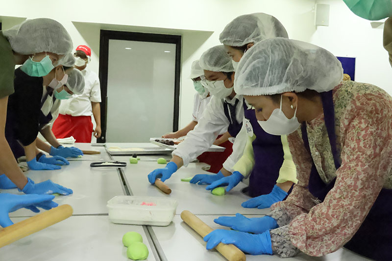 The event's highlight was the interactive baking session, where participants learned the art of bread-making from a talented chef from Thai Yamazaki and staff with disabilities.