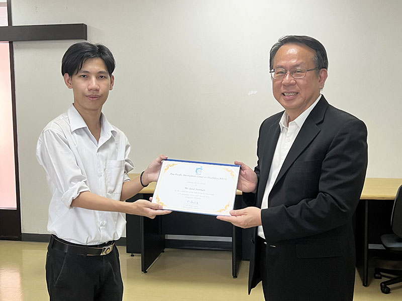Mr. Piroon Laismit, APCD Executive Director presented the certificate of completion and appreciation letter to Mr. Sutat.  