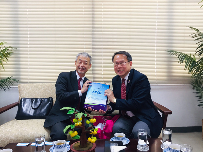 Mr. Piroon presented APCD publications regarding JICA's cooperation with APCD and other relevant stakeholders to Mr. Morita.