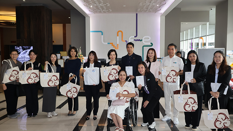ภาพที่ 1: ภาพหมู่เริ่มจากคนที่สองจากทางด้านซ้าย คุณ Ikeuchi Ami - JOCV, คุณ Ichigi Akari - Representative, คุณ Sato Hiromi - Representative, คุณศิริวรรณ หวังธำรง, คุณ Komahashi Rie - Senior Representative, นงนุช เมธาจิตติพันธ์ (นั่งบนรถเข็นวีลแชร์), ดร.ทัศน์ชัย พัฒนโกศัย, คุณกาญจนา เรืองศิริวิชัยกุล, คุณอัษฎางค์ สุขวิเศษ, คุณวิไลเลขา สมปราชญ์ และ คุณนันทพร สิทธิเดชบริพัทธ - Project Officer