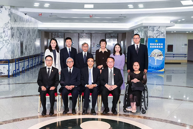 Picture 1: Back row starting from the left Ms. Yao Di, Mr. Ren Zhanbin, Mr. Somchai Rungsilp, Ms. Han Yongmei, Ms. Xu Ling, and Mr. Ma Litao. Front row starting from the left Mr. Varapote Chensavasdijai, Dr. Tej Bunnag, Mr. Cheng Kai, Mr. Piroon Laismit, and Ms. Nongnuch Maytarjittipun (seated in a wheelchair).