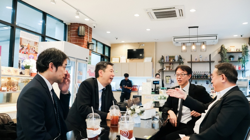 Mr. Piroon Laismit, Executive Director of APCD, introduces the APCD 60+ Plus Bakery & Chocolate Project to the JICA representatives.