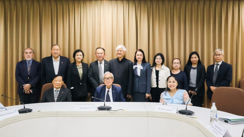 ภาพหมู่ของผู้เข้าร่วมการประชุมคณะกรรมการมูลนิธิ APCD หลังการประชุม