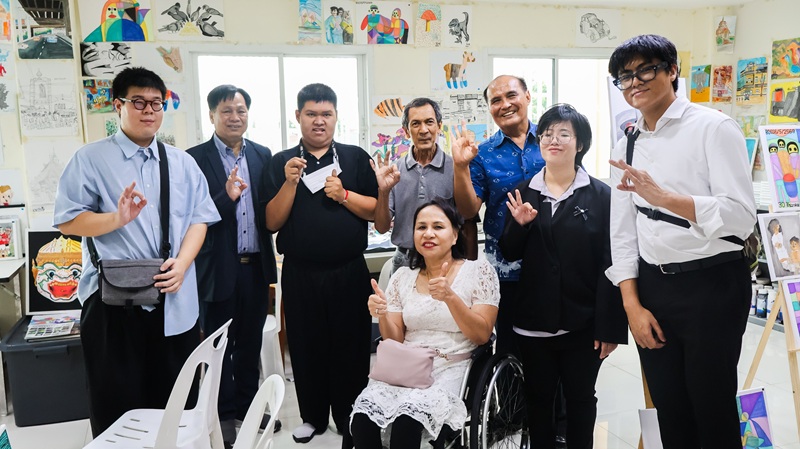 Picture 1: From left to right, Mr. Thanawat Deesawat, Mr. Chusak Chantayanon, service users, Mr. Yong Sulaiman, Mr. Pramote Thammasaroch, staff member, Mr. Krittapol Chamrasromran, and Ms. Nongnuch Maytarjittipun (seated in a wheelchair in front Mr. Yong Sulaiman) pose for a group photo