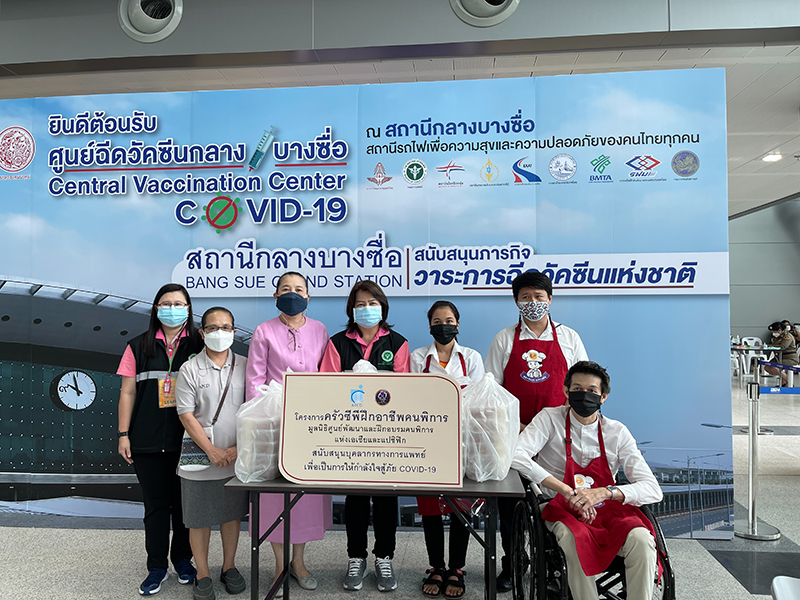 The APCD Administrative Manager and staff from 60+ Plus Kitchen by CP gave 102 lunch boxes to Bangsue Vaccination Center on 6 July 2021.