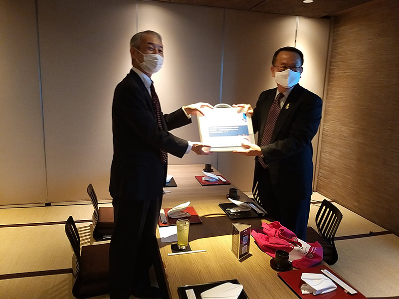 On 16 December 2021, Mr. Piroon Laismit, Executive Director of APCD, presented a token of appreciation for the New Year greetings for 2022 to Mr. Morita Takahiro, Chief Representative, JICA Thailand Office at the Westin Grande Sukhumvit Bangkok, Thailand.