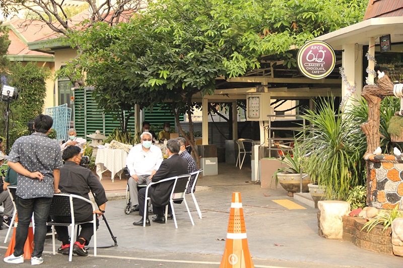 Mr. Theerapat Prayurasiddhi and Mr. Piroon Laismit were interviewed by Mr. Phanumas Suk-Umphorn, the TV host of Rak Moeng Thai Program at the APCD 60+ Plus Bakery and Chocolate Cafe at the Government  House.