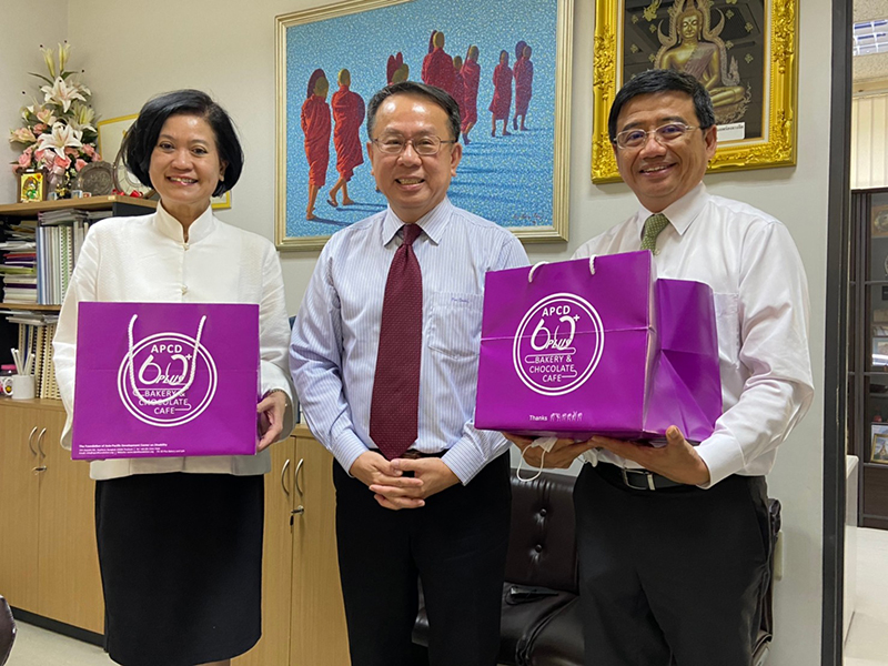 1.	Mr. Piroon Laismit, APCD Executive Director (middle) welcomed and presented a token of appreciation (APCD Chocolate gift boxes made by persons with disabilities) to Mrs. Ureerat Chareontoh, Director-General of TICA (left) and Mr. Cherdkiat Atthakor, Deputy Permanent Secretary of Ministry of Foreign Affairs (MOFA) (right).