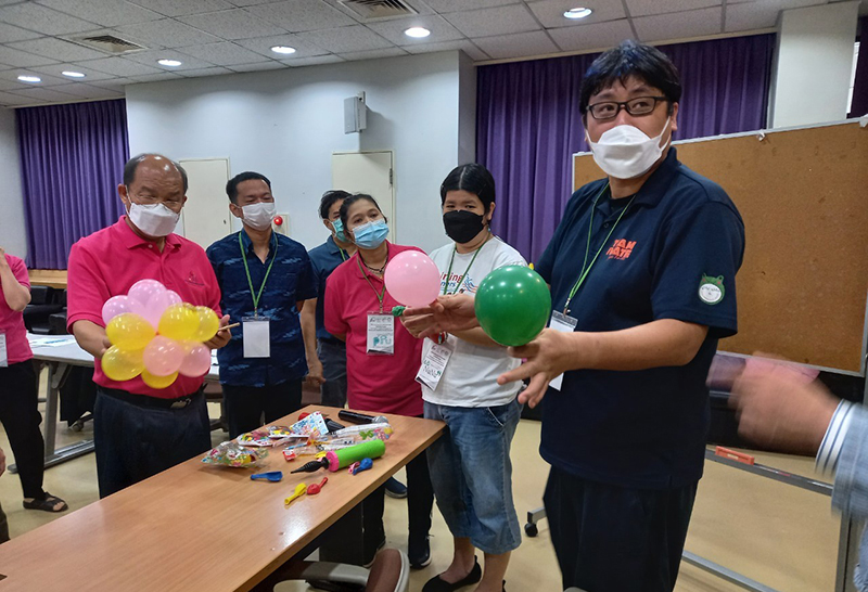 (Right) Mr. Daisuke Hashimoto, the Resource Person/ Representative Director of COIL, leads a training session on Balloon Volleyball for participants at the APCD training center