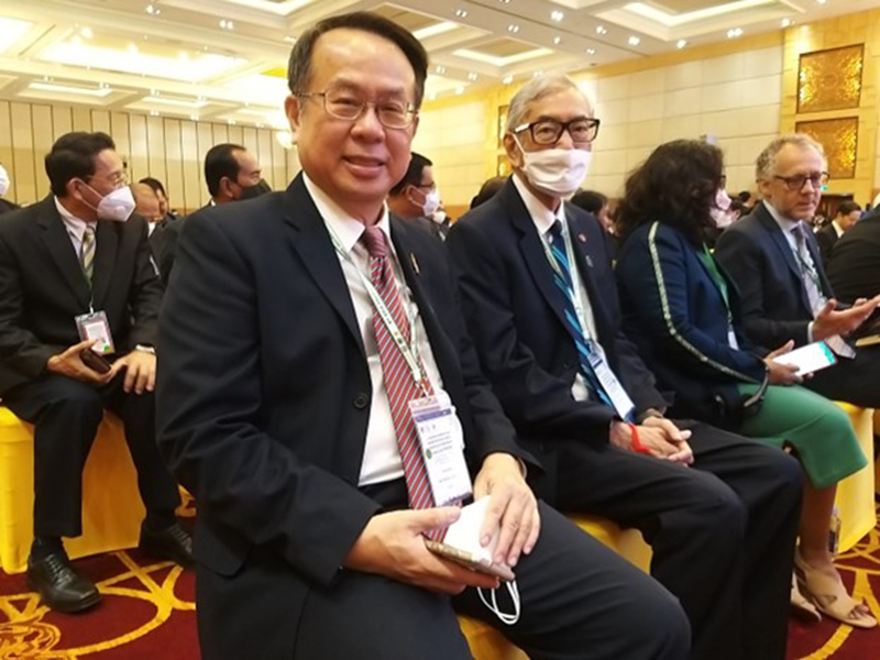 Mr. Piroon Laismit, APCD Executive Director (left) and H.E. Dr. Tej Bunnag, APCD Foundation Chairman (Right) attended the official opening program at the Congress. 