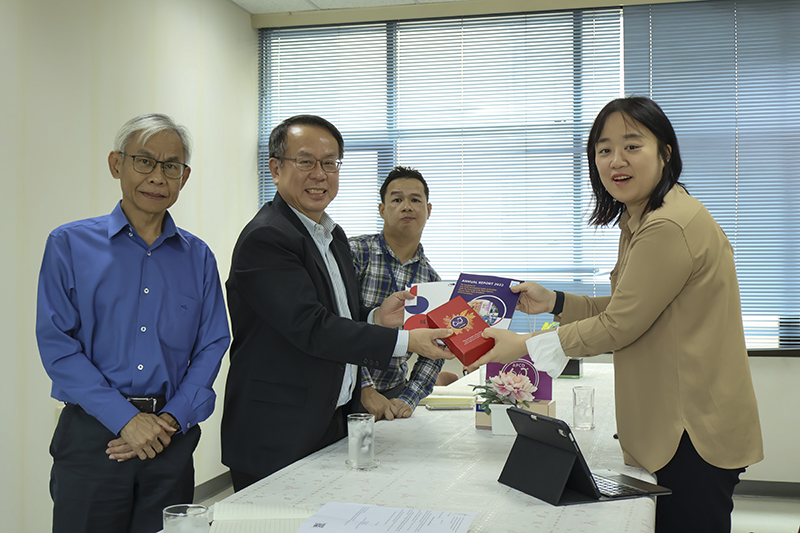 Ms. Kim Eun Jung, Manager of International Relations, DPI-Korea received APCD gifts, a boxset of chocolate bar made by individuals with disabilities form Mr. Piroon Laismit, APCD Executive Director. 