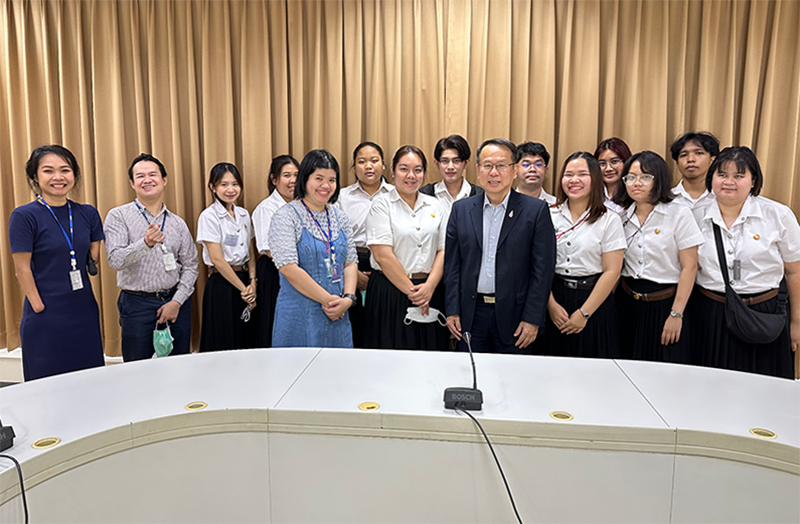 A group photo was taken highlighting social undergraduate students from Thammasat University and Kasetsart University, APCD Executive Director Mr. Piroon Laismit, and APCD staff.