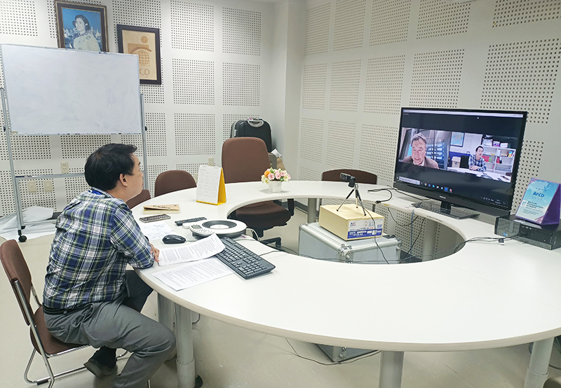 Mr. Watcharapol Chuengcharoen, the Chief of Networking & Collaboration, introduced himself and his role in APCD to Mr. Y. Teddy Takeuchi, a journalist and editor of the "International Development Journal."