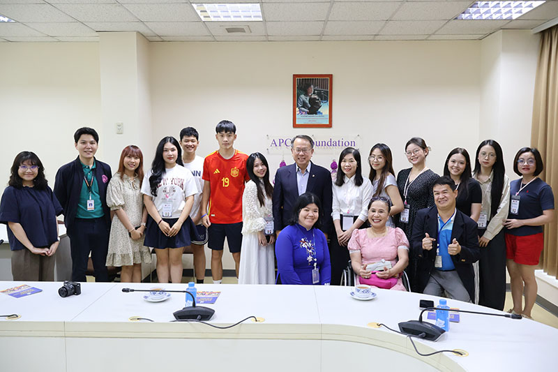 Group photo of youth delegates from the Vietnam Youth and Children Support Center and staff coordinators from the DCY with APCD staff.