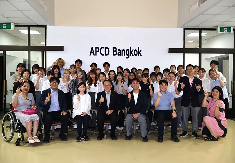 A group photo featuring students, professors from Universities in Japan, Mr. Toshiyuki Okui from Nogezaka Glocal and APCD staff. 
