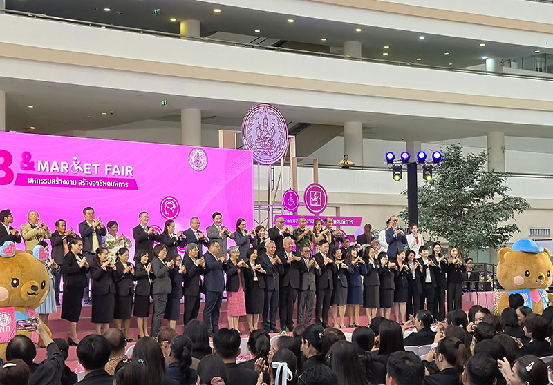 An official group photo of the event organizers was taken on stage during the opening ceremony, marking the commencement of the event.
