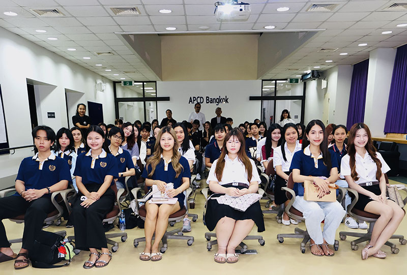 Group photo of about 60 students, lecturers, and APCD staff at the training building in the morning group. Mr. Somchai Rungsilp, delivered a welcome speech.