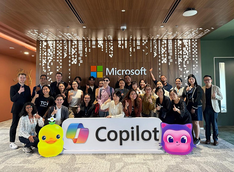 ภาพถ่ายรวมของผู้เข้าร่วมงานจากหลากหลายองค์กรที่เข้าร่วมงานที่ Microsoft