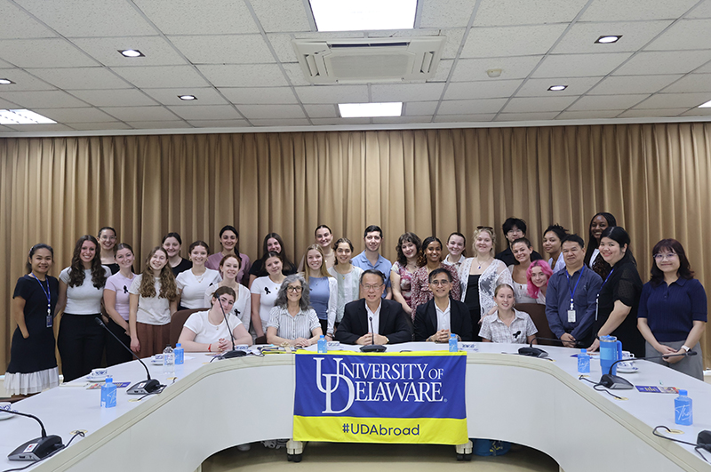 ภาพถ่ายหมู่คณะนักศึกษา คณาจารย์ ผู้อำนวยการบริหารและเจ้าหน้าที่ ศพอ. 