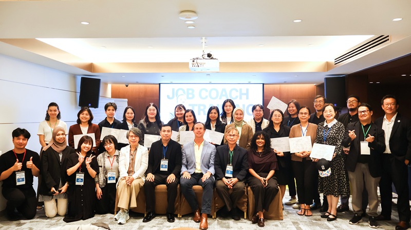 ภาพที่ 1: ผู้เข้าร่วมการฝึกอบรม Job Coach ร่วมถ่ายภาพหมู่ภายหลังได้รับประกาศนียบัตร เพื่อแสดงถึงความสำเร็จในการพัฒนาศักยภาพด้านการสนับสนุนการจ้างงานคนพิการ