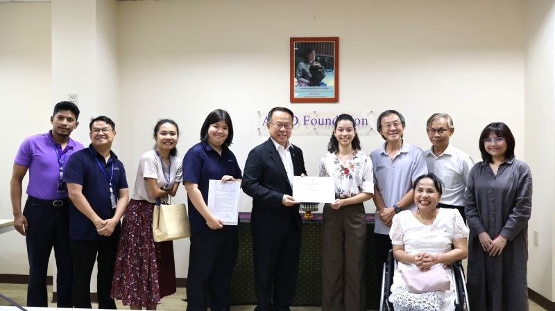 ภาพที่ 1: ภาพหมู่โดยมีนายพิรุณ ลายสมิต ผู้อำนวยการบริหาร ศพอ. Ms. Isabella Gacono และเจ้าหน้าที่ ศพอ. พร้อมมอบประกาศนียบัตรรับรองการสำเร็จการฝึกงาน