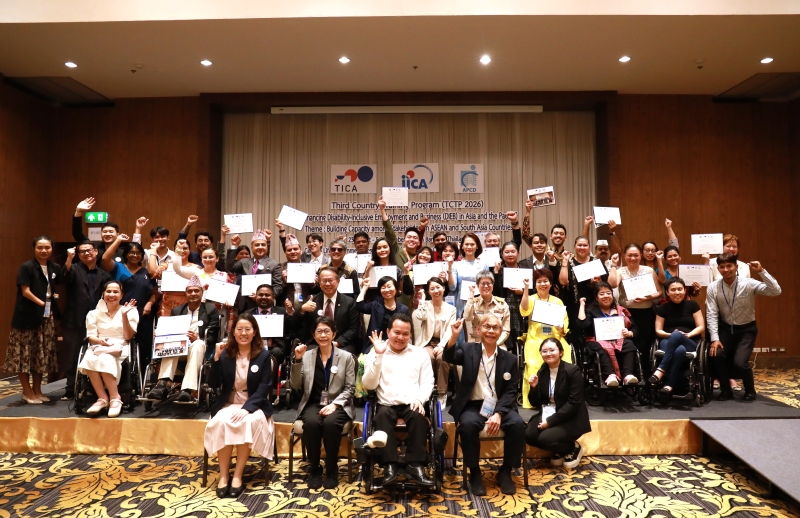 Program Completion group photo: Participants showed their certificates with TICA, JICA, APCD representatives and English – Thai interpreters and Sri Lankan sign language interpreter to celebrate the completion of the training course at the closing ceremony.