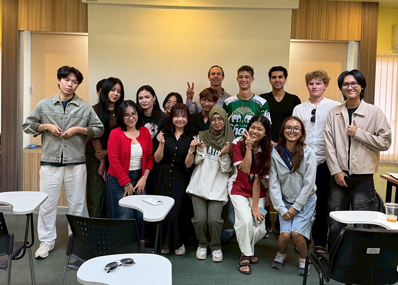 ภาพถ่ายหมู่ของผู้แทนจากศพอ. นางสาวทอฝัน เดชาชัยนิมิต ร่วมกับนักศึกษาจำนวน 15 คน และอาจารย์ Kavin Cook ในวิชาการบริหารจัดการภาคประชาสังคม