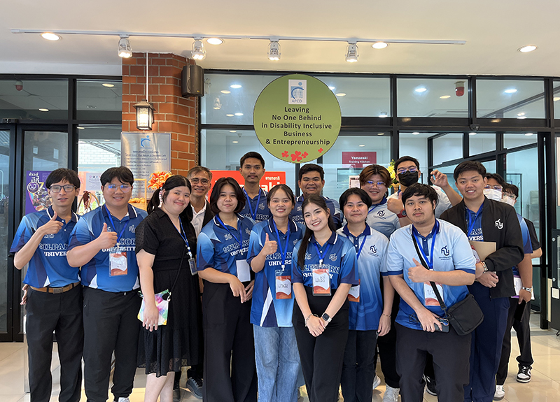 ภาพถ่ายหมู่คณะนักศึกษาและ ผศ. ดร. ธีรพงษ์ บัวหล้า ระหว่างเยี่ยมชมดูงานที่ร้าน APCD 60+ Plus Bakery & Chocolate café โดยมีนางสาวศุภอนงค์ ปัญญาสิริมงคล นำเยี่ยมชม 