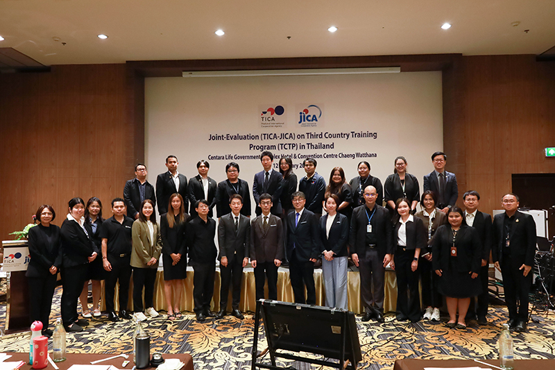 ภาพถ่ายหมู่ระหว่างผู้จัดงาน คณะศูนย์พัฒนาระหว่างประเทศของญี่ปุ่น (IDCJ) และผู้เข้าร่วมการเสวนา