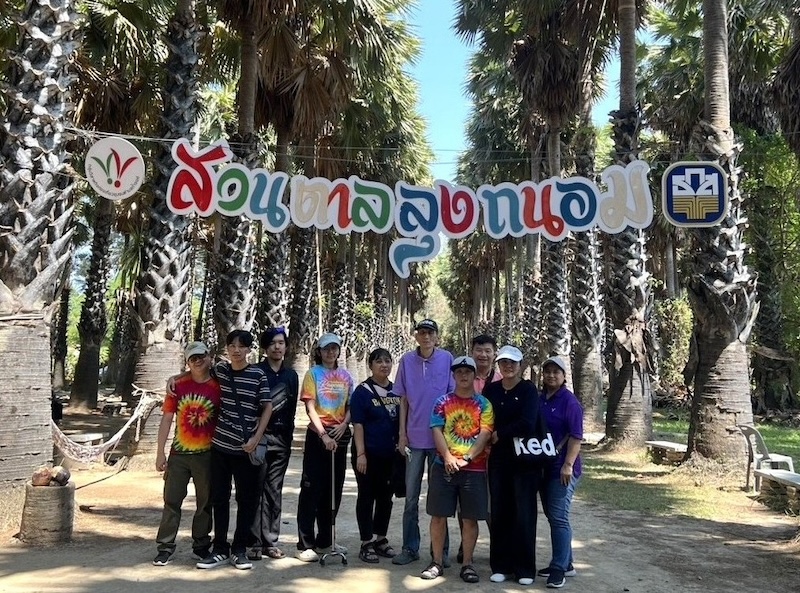 The group visited Suan Uncle Thanom Garden, a local community-based enterprise.    กลุ่มเยี่ยมชมวัดถ้ำแก้วและสวนตาลลุงถนอม โดยสวนลุงตาลเป็นการประกอบธุกิจในชุมชน