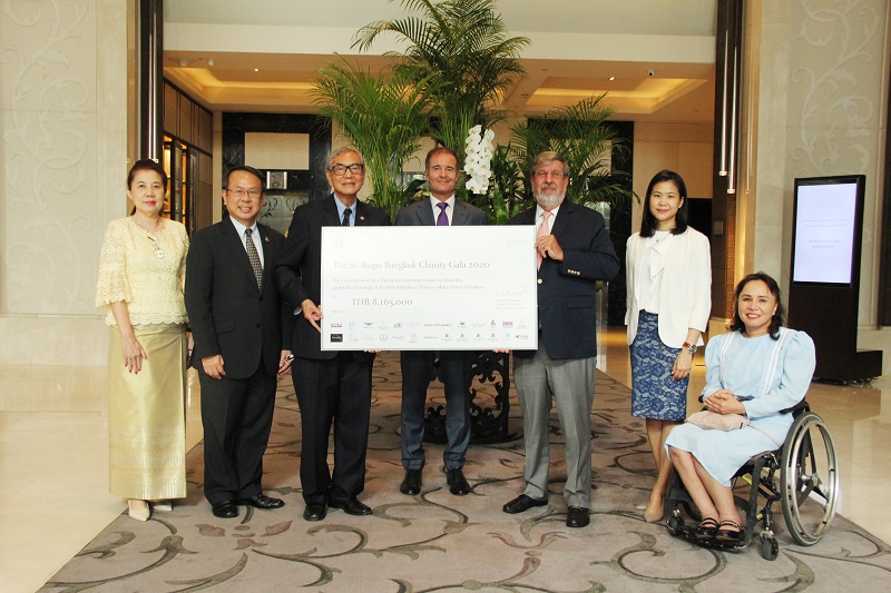 H.E. Dr. Tej Bunnag, chairman of APCD Foundation Committee received the donation from Mr. William E. Heinecke, Founder and Chairman of Minor Group of Companies.