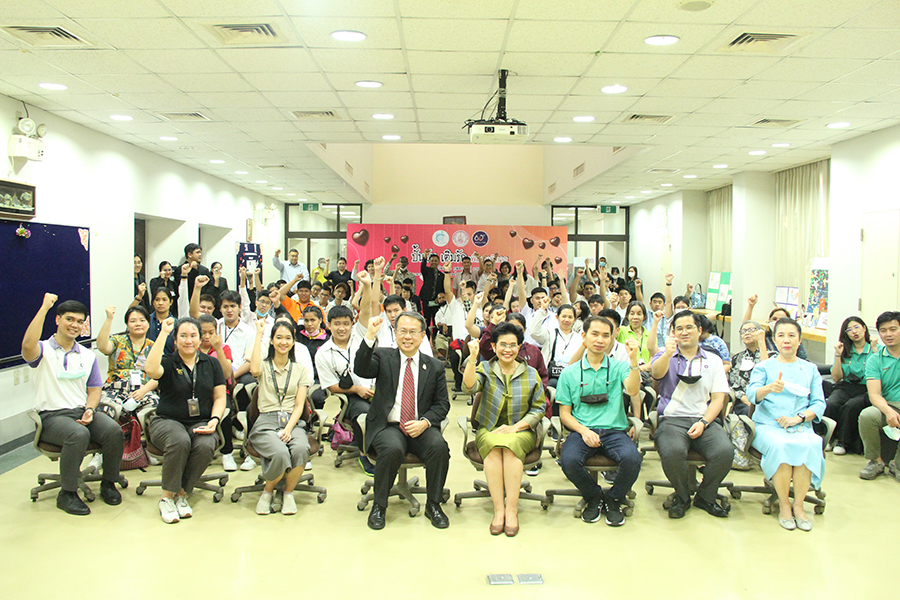 Group photo of participants, resource persons, honorable guests, and APCD management team, and Ms. Saranpat Anumatrajkij, Director General, Department of Empowerment of Persons with Disabilities, Ministry of Social Development and Human Security who honored guests by giving the opening speech. 