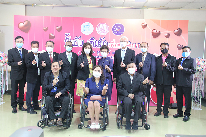 Group photo of core representatives from the Department of Empowerment of Persons with Disabilities (DEP), the Department of Children and Youth, Disabilities Thailand (DTH), APCD, and other relevant associations for Thai persons with disabilities
