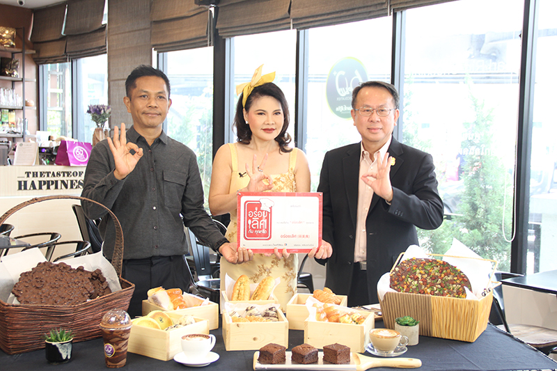 Mr. Piroon Laismit, APCD Executive Director and Mr. Sunthorn Nowarat, 60+ Plus Project manager escorted Ms. Rapeepan Luangaramrut, Moderator of Aroi Lert Kub Khun Reed at Thai TV 3 channel to show the delicious bakery & unique chocolate from the Project.