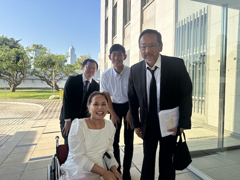รูปที่ 1 : รูปถ่ายหมู่ของ ท่านฑูตโอตากะ มาซาโตะ, นายอะคิโยชิ ซูซูกิ, นาย โทรุ  คาเงยามะ และ นางสาวนงนุช เมธาจิตติพันธ์
