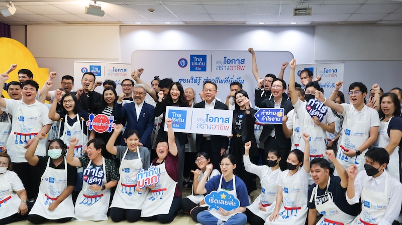 ภาพที่ 1 : รูปถ่ายหมู่ของทีมงาน APCD, ทีมงานไทยประกันชีวิต และ ผู้เข้าร่วมการอบรม