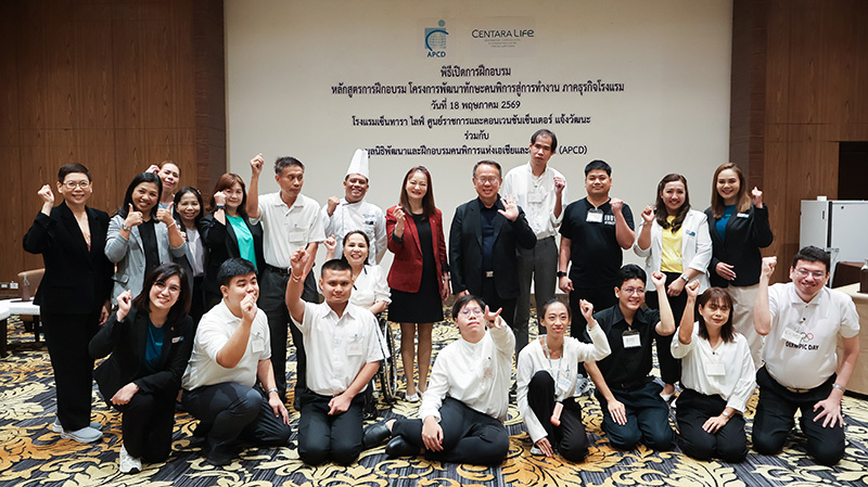 รูปภาพที่ 1: ภาพถ่ายร่วมระหว่างผู้เข้าอบรม และเจ้าหน้าที่ในการเปิดโครงการฝึกอาชีพด้านการโรงแรมและบริการอาหารสำหรับคนพิการ ประจำปี 2569