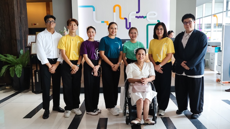 ภาพที่ 1 : รูปภาพหมู่ของทีมงานโรงแรมเซ็นทารา ไลฟ์ ศูนย์ราชการและคอนเวนชันเซ็นเตอร์ แจ้งวัฒนะ กับทีมงาน APCD