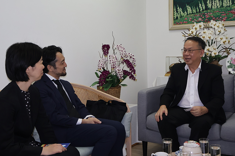 คุณพิรุณ ลายสมิต ผู้อำนวยการบริหาร APCD ให้การต้อนรับคณะผู้แทนจาก JICA ประกอบด้วย คุณ Rie Komahashi ผู้แทนอาวุโสที่ได้รับการแต่งตั้งใหม่ของสำนักงาน JICA ประเทศไทย และคุณ Ryoichi Kawabe ผู้แทนอาวุโสที่กำลังจะสิ้นสุดวาระการดำรงตำแหน่ง