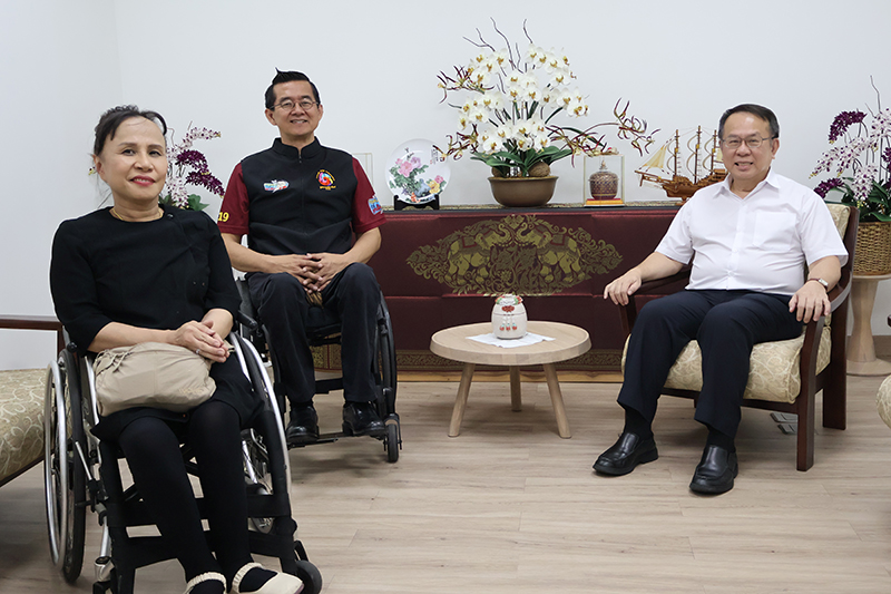 นายกฤษนะ ละไล ประธานมูลนิธิอารยสถาปัตย์เพื่อคนทั้งมวล เข้าพบและอวยพรปีใหม่แก่ผู้อำนวยการบริหาร ศพอ.