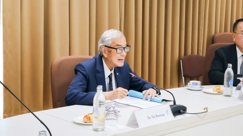 ดร.เตช บุนนาค ประธานคณะกรรมการมูลนิธิ APCD กล่าวเปิดการประชุมคณะกรรมการมูลนิธิ APCD