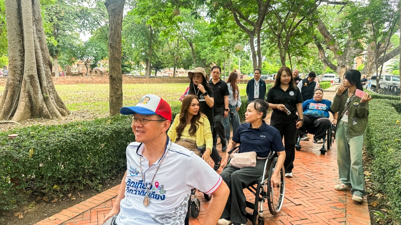 Picture 2: Participants tour the site in Phra Nakhon Si Ayutthaya