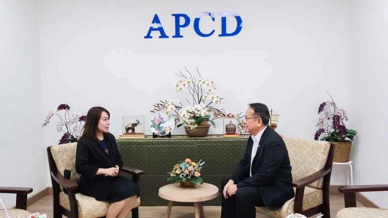 Picture 2: Ms. Khemruthai Asavanon, Director and Secretary of the Foundation (left), speaks while Mr. Piroon Laismit, Executive Director of APCD (right), listens