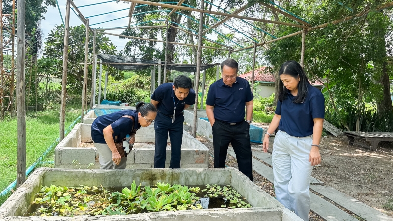 Mr. Piroon Laismit and APCD staff visit the 20 Rai Organic Farm