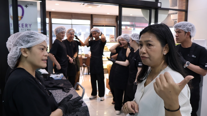 นางสาววิไลเลขา สมปราชญ์ ผู้จัดการโครงการ 60+ Plus และนางสาวมาเรีย คอนเซ็ปชั่น ซานติอาโก มาคาบาเลซ รองผู้จัดการโรงแรม พูดคุยแลกเปลี่ยนความคิดเห็นบนิเวณหน้าห้องเบเกอรี