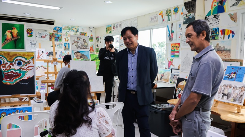 Picture 2: Ms. Nongnuch Maytarjittipun (left, seated in a wheelchair) talks with Mr. Chusak Chantayanon (center) and Mr. Yong Sulaiman (right)
