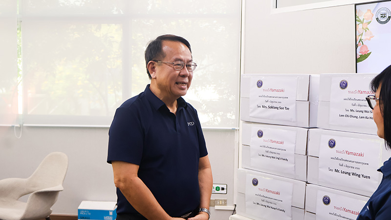ภาพที่ 2: นาย พิรุณ ลายสมิต  ผู้อำนวยการบริหาร APCD กำลังพูดคุยกับตัวแทนจาก โรงเรียนสอนคนตาบอดกรุงเทพ
