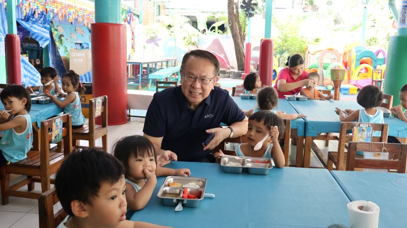 Picture 3: Mr. Piroon Laismit, Executive Director of APCD, poses for a group with the children