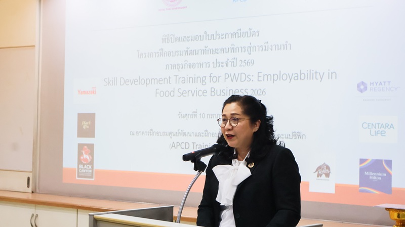 Picture 3: Ms. Pinya Chamroonsat, Deputy Director-General, Department of Empowerment of Persons with Disabilities (DEP), Ministry of Social Development and Human Security, delivers the closing remarks 