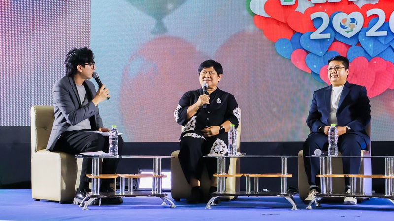 ภาพที่ 3: คุณนุชจารี คล้ายสุวรรณ นายกสมาคมเพื่อผู้บกพร่องทางจิตแห่งประเทศไทย ตอบคำถามขณะที่คณะวิทยากรรับฟัง